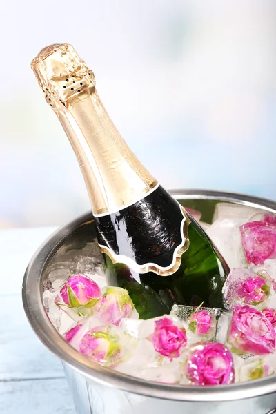 Mrożone kwiaty i butelka szampana — Zdjęcie stockowe