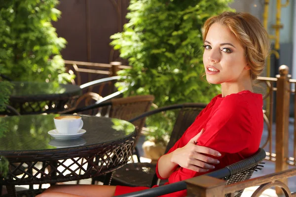 Hermosa joven sentada en la cafetería — Foto de Stock