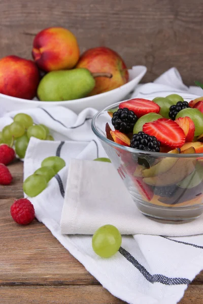 Salade de fruits frais et savoureux sur table en bois — Photo