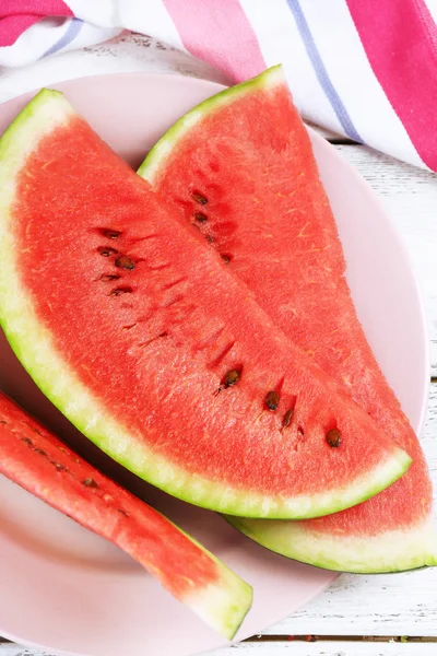 Frische Scheibe Wassermelone auf dem Tisch im Freien, Nahaufnahme — Stockfoto