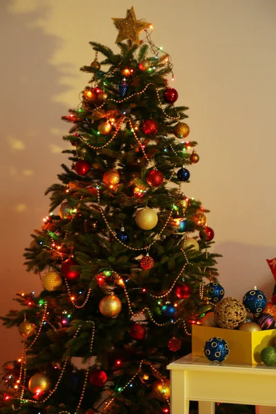 Gedecoreerde kerstboom — Stockfoto