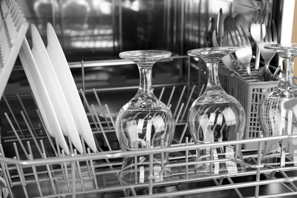 打开装有干净器皿的洗碗机 — 图库照片