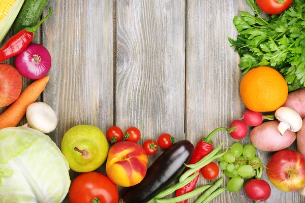 Moldura de verão com legumes orgânicos frescos e frutas em fundo de madeira — Fotografia de Stock