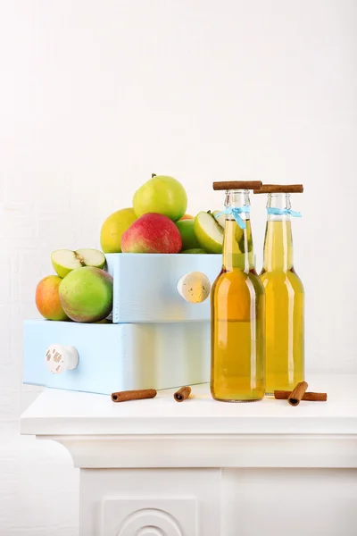 Bodegón con sabrosa sidra de manzana y manzanas frescas — Foto de Stock