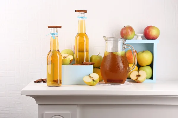 Still life with tasty apple cider and fresh apples — Stock Photo, Image