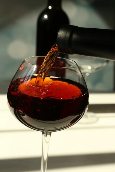 Red wine pouring into wine glass, close-up — Stock Photo, Image