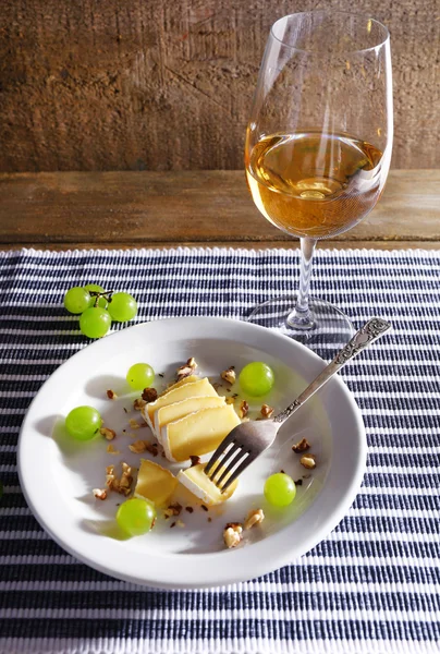 Hermoso bodegón con vino, queso y uva madura sobre fondo de madera — Foto de Stock