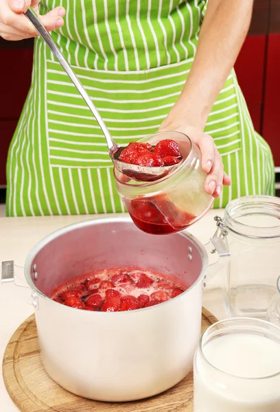 Kochen köstlicher Erdbeermarmelade in der Küche — Stockfoto