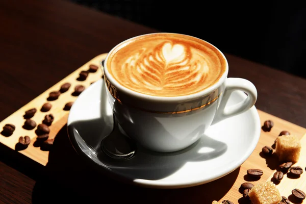 Copa de café con dibujo lindo en la cafetería — Foto de Stock