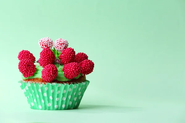 Açık yeşil arka planı üzerinde lezzetli doğum günü kek — Stok fotoğraf