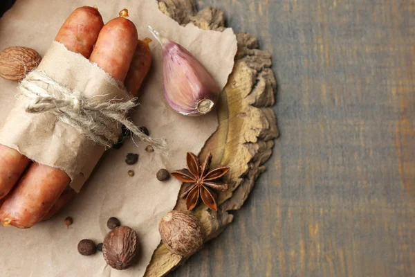 Composition de saucisses fines, moutarde dans un bol et épices sur fond de bois — Photo