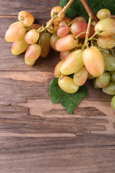 Bando de uvas no fundo de madeira — Fotografia de Stock