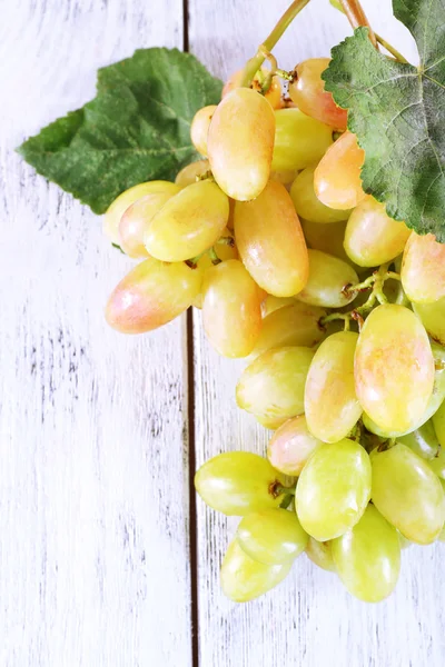 Grappolo d'uva su fondo ligneo — Foto Stock