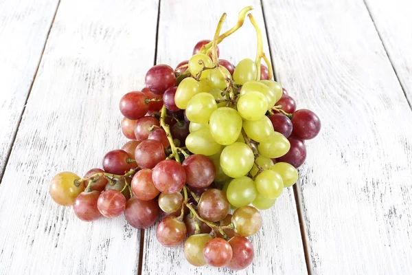 Bunches of grapes on wooden background — Stock Photo, Image
