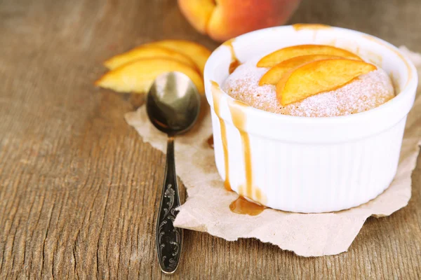 Вкусный мини-торт со свежим персиком, на деревянном столе — стоковое фото