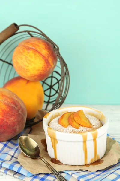 Tasty mini cake with fresh peach, on wooden table — Stock Photo, Image