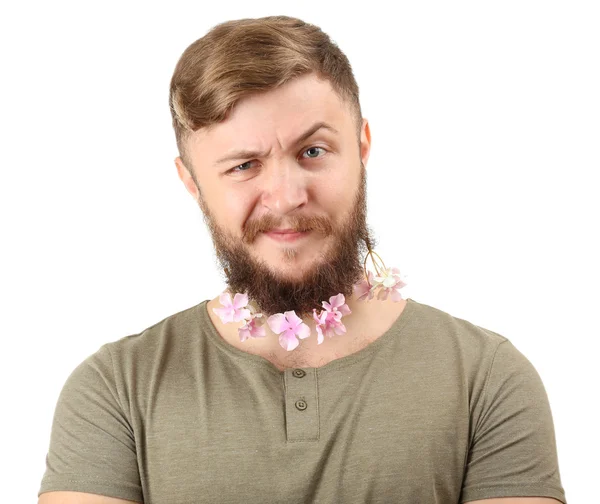 Retrato de hombre guapo con barba de flores aisladas en blanco — Foto de Stock