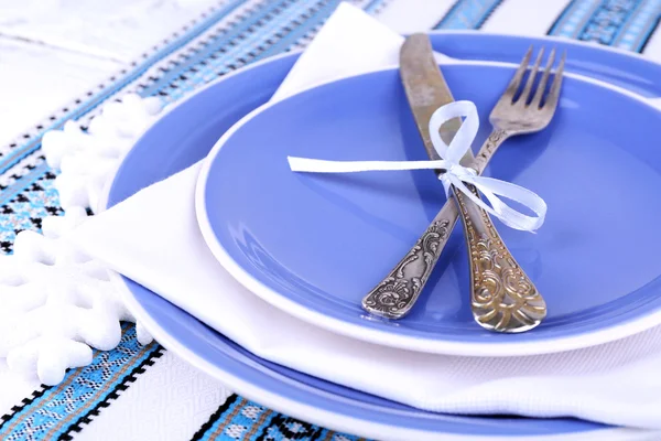 Blue plates, knife, fork, napkin — Stock Photo, Image