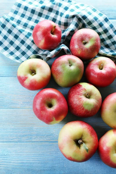 Сочные яблоки на деревянном столе, крупным планом — стоковое фото