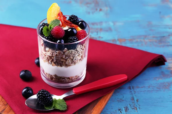 Joghurt mit frischem Obst, Beeren und Müsli — Stockfoto