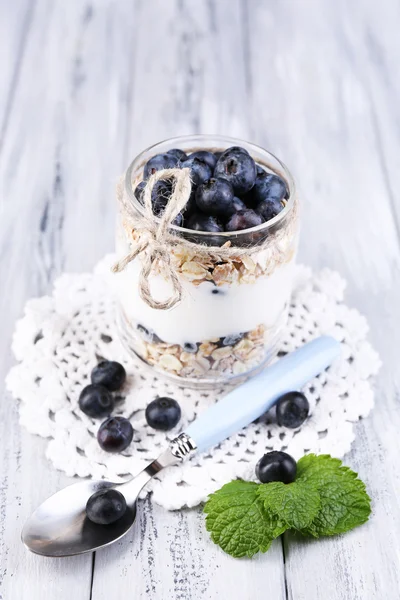 Yogurt with blueberries and muesli — Stock Photo, Image