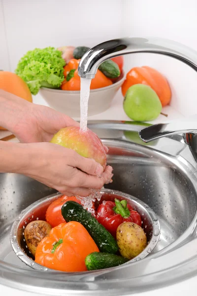 Lavado de frutas y verduras de cerca — Foto de Stock