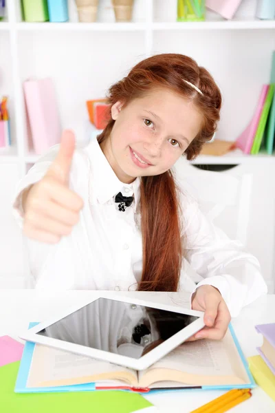 Menina bonito com tablet no local de trabalho em sala de aula — Fotografia de Stock