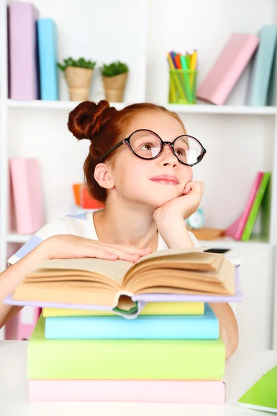 Menina bonito no local de trabalho em sala de aula — Fotografia de Stock