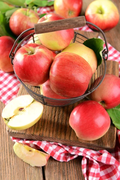 在上表特写的柳条篮子里的甜苹果 — 图库照片