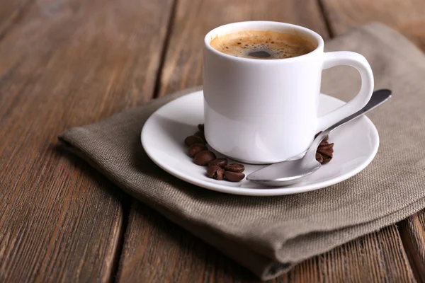 Csésze kávé- és babkávé szalvétára fából készült háttér — Stock Fotó