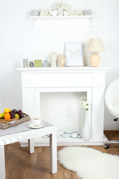 Krb s krásnou výzdobou v pohodlí obývacího pokoje — Stock fotografie