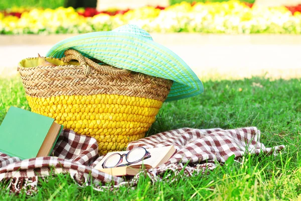 Reading books, outdoors — Stock Photo, Image