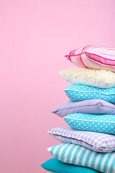 Almohadas brillantes sobre fondo rosa — Foto de Stock