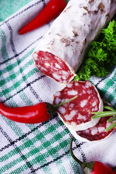 Salami francés con pimienta fría y perejil sobre fondo de tela — Foto de Stock