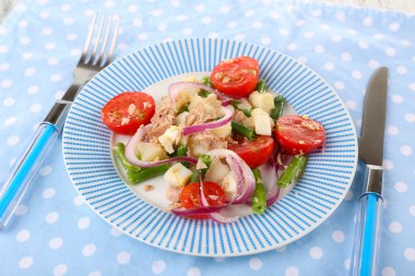 taze kahvaltı sebze salatası masaya servis oluşan