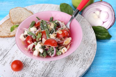 taze kahvaltı sebze salatası masaya servis oluşan