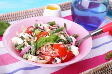 taze kahvaltı sebze salatası masaya servis oluşan