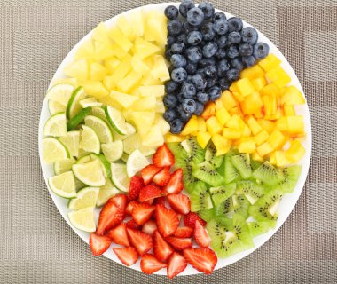 dilimlenmiş meyve plaka üzerinde tablo