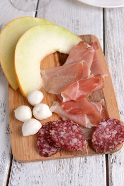 Tablo yakın çekim üzerinde prosciutto ile lezzetli kavun