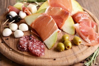 Tablo yakın çekim üzerinde prosciutto ile lezzetli kavun