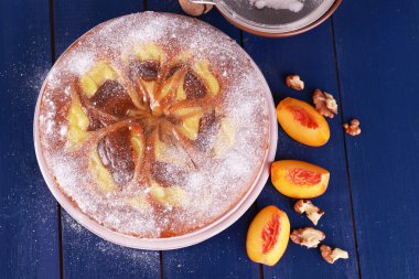 lezzetli kek şeftali ve ahşap masa üzerinde fındık 