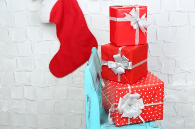 Mavi sandalye üzerinde Noel hediyeleri