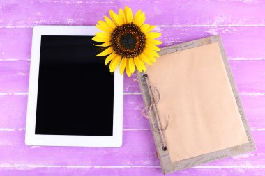 Tablet, defter ve ayçiçeği