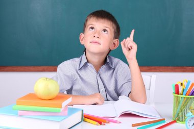 liseli sınıfta tahta zemin üzerine oturan