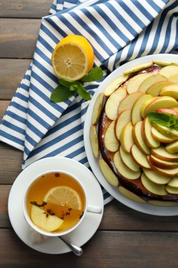 ev yapımı elma turtalı üzerinde sunulan tablo, yakın çekim