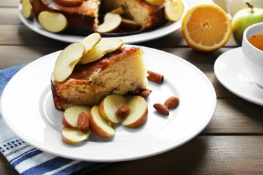 ev yapımı elma turtalı üzerinde sunulan tablo, yakın çekim