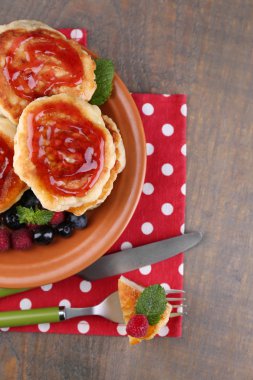 taze çilek ile lezzetli gözleme, plaka, ahşap zemin üzerine bal ve nane yaprağı