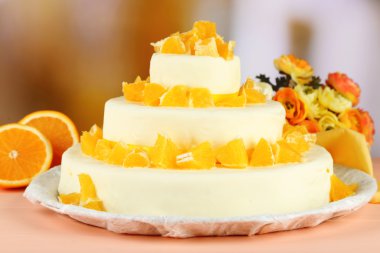 portakal ışık arka plan üzerine ile güzel düğün pastası