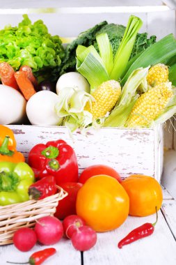 Sebze sandık ve sepet beyaz ahşap kutu arka plan üzerinde