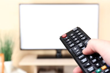 TV izlemek ve uzaktan kumanda kullanmak
